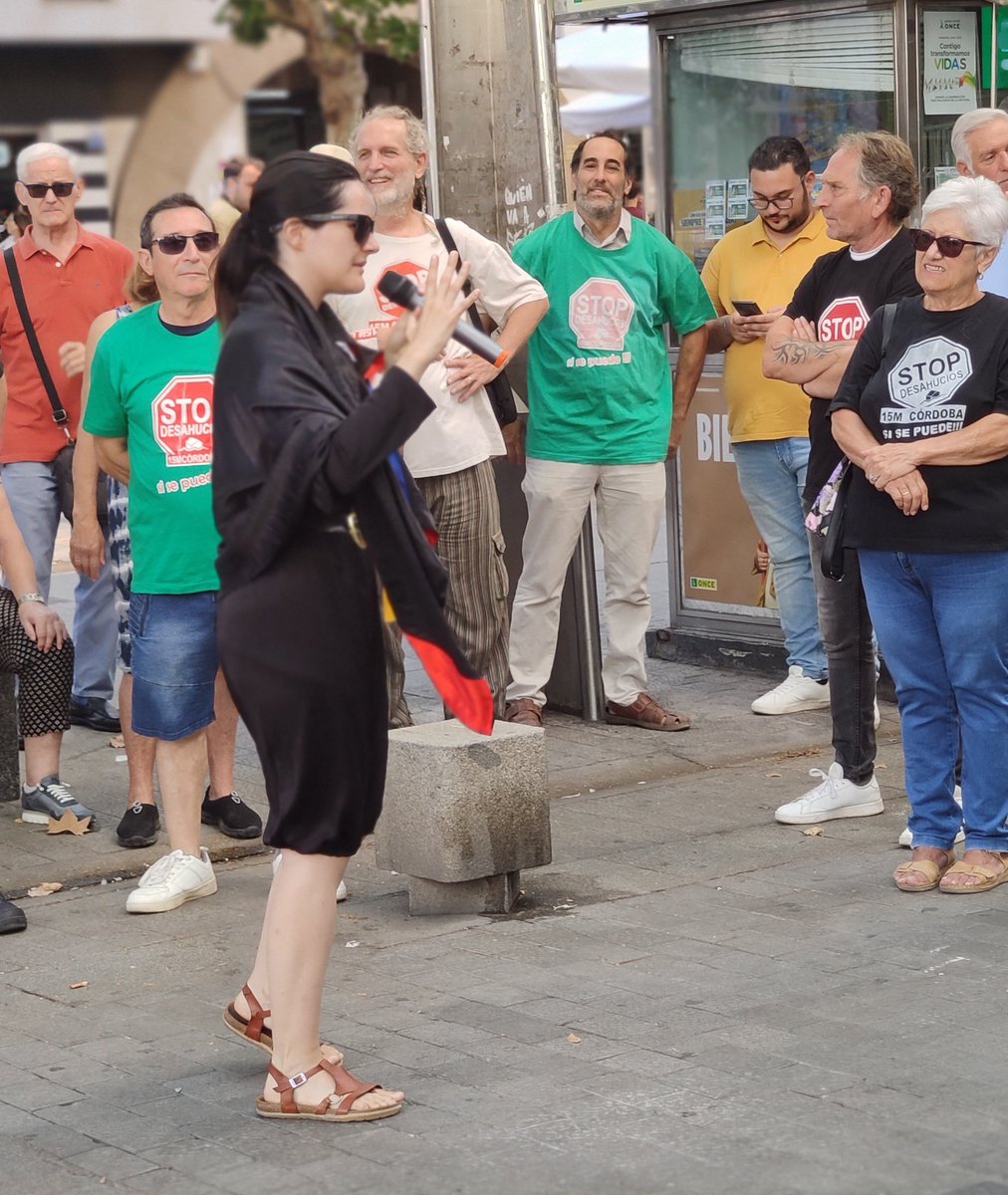 StopDesahuciosC's tweet photo. De nuevo en la calle denunciando que entidades bancarias, fondos buitre, gestoras de recobro y de inmuebles están repletas de malas prácticas, abusos, falta de información y acoso a miles de familias. Entidades tales como @cajasur #promontoria #finsolutia y #axactor https://t.co/xmK7riaTTV