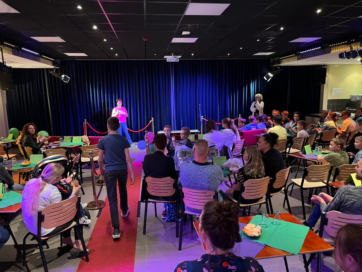 Afscheid van de schoolverlaters van het s.o.
Volgende week is een gedeelte van de school niet beschikbaar vanwege de mondelinge examens. Vandaar dat woensdagmiddag in de zaal de schoolverlaters en hun ouders waren uitgenodigd voor het afscheid. Sommige...
de-hilt.nl/Home/Nieuws/20…