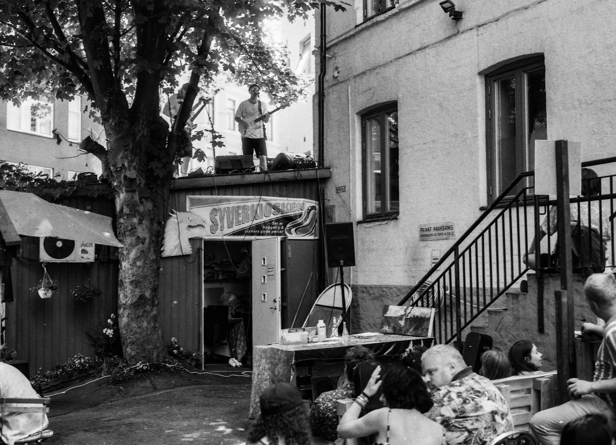 jonarnefoss's tweet photo. Bakgårdskonsert i Waldemar Thranes gate.#syverkiosken #oslo #visitoslo #visitnorway #monochrome #blackandwhite #bw #contax #fomapan #norway https://t.co/Swu4YV4ZOR
