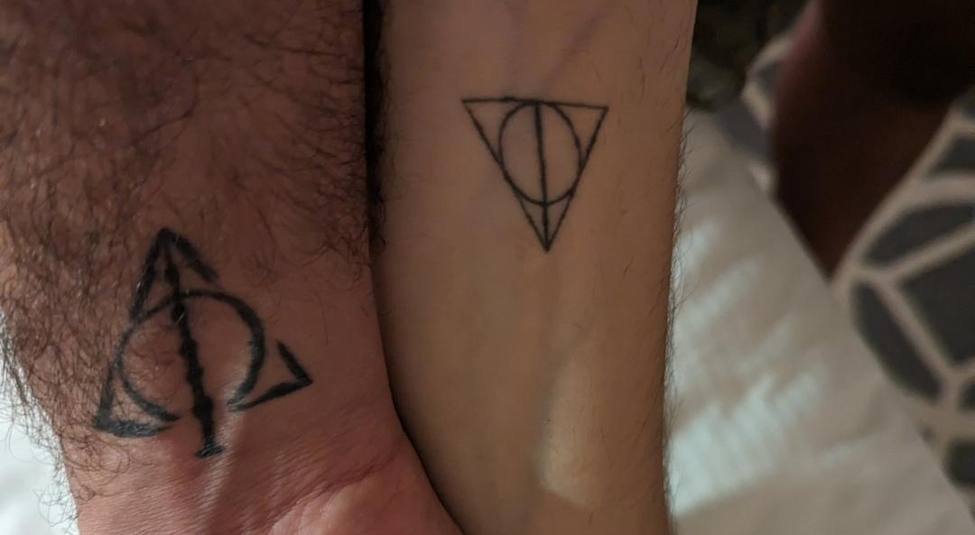 این تتو رو رو دست هرکس دیدین فقط فرار کنین 
شما نمیدونین چرا ولی اون خودش میدونه 😂