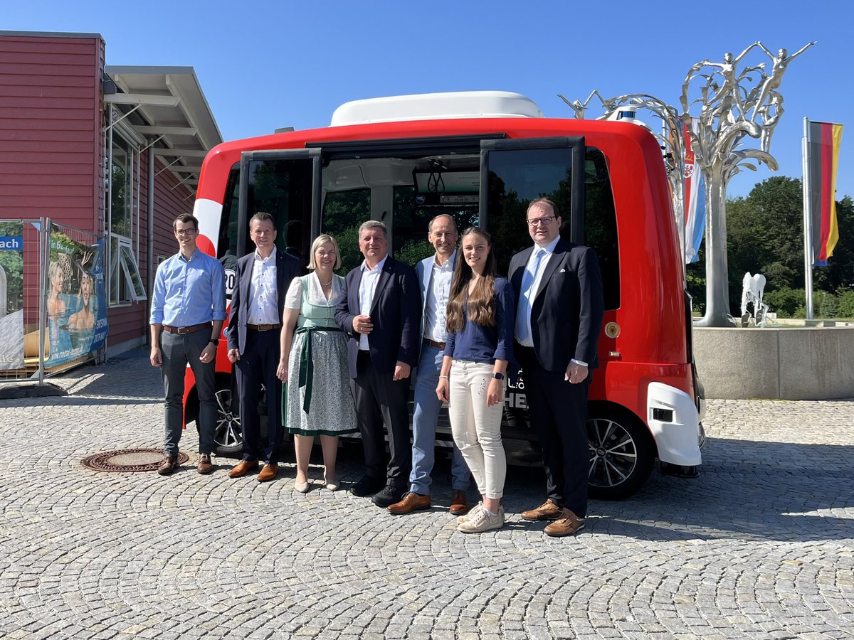 LailaHeyne's tweet photo. #AutonomerBus in #BadBirnbach in Niederbayern: Bundesweit einzigartiges Modellprojekt beendet. Elektr. Mini-Busse sollen bald in Regelbetrieb gehen, mehr Ortsteile anfahren & schneller als 20 km/h werden. Bayerns Verkehrsminister #Bernreiter hat 45 % Förderung zugesagt. @BR24 https://t.co/XyMPkhQGNm