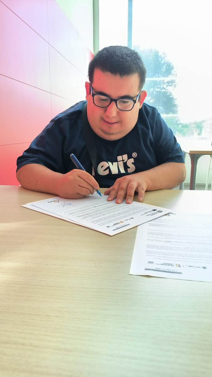 inserlabURV's tweet photo. A la foto, en @palau_riquelme signant avui el seu contracte com a tècnic de suport a la recerca del @SBRlab_URV
En Pau va ser alumne de la 1a edició d’#Inserlab. Ara a @universitatURV incorporem el seu talent!
Benvingut a l’equip!!! 💪
#InWork #ErasmusPlus https://t.co/dTD9gYhMeg