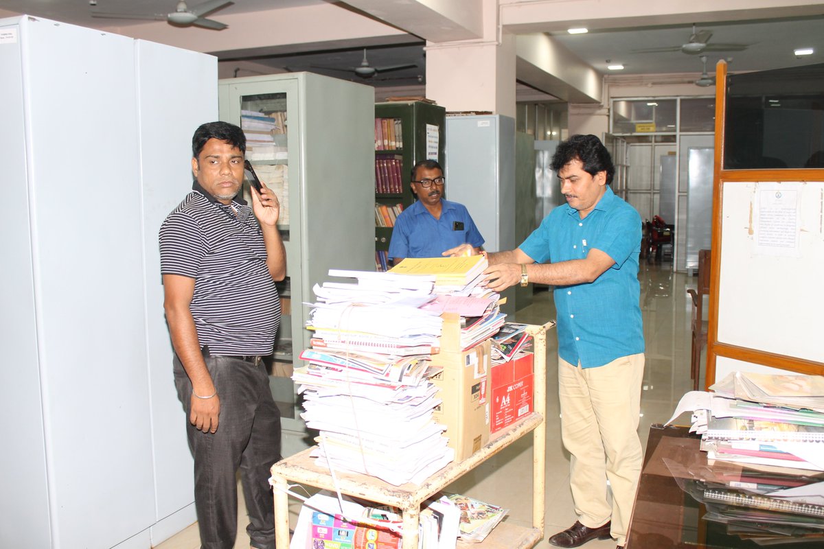 SDRD_NSSO's tweet photo. Cleaning of office library and identification of old items (books, journals, periodicals etc.) for weeding out/ disposal

#swachhmospi #SwachhtaPakhwada #swachhNSSO #swachhSDRD #swachhDPD https://t.co/F3DdzsMHOx