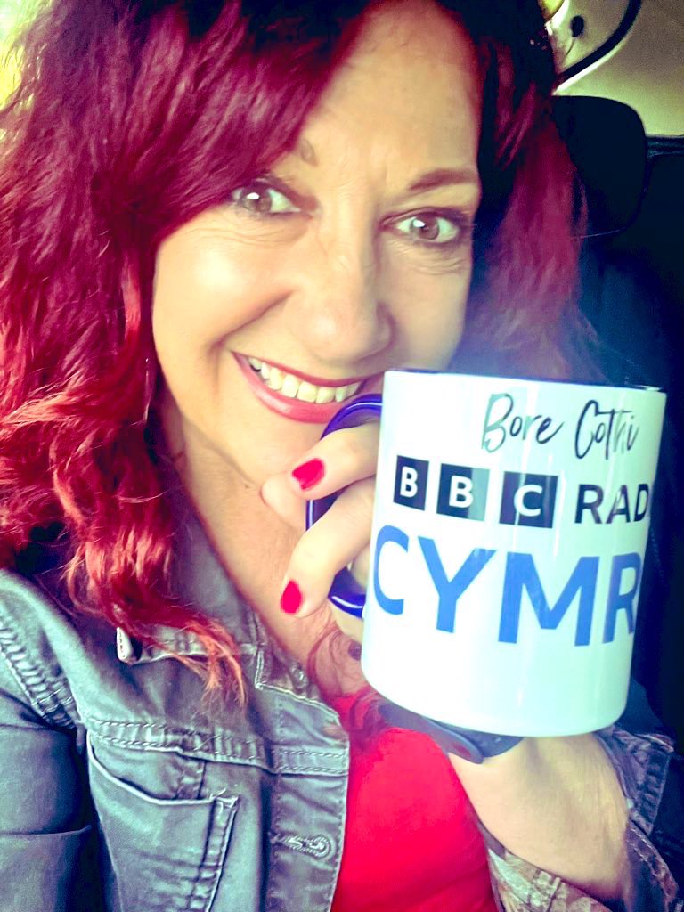 RealShanCothi's tweet photo. Mae’n ddiwrnod SIOCLED y BYD heddi! Unrhyw esgus bois bach 😜 pishyn bach i ddathlu yn ystod Bore Cothi @BBCRadioCymru Bydd yr arbenigwr ym myd y danteithion da ni i ddathlu Richard Holt Melin Llynon a sgwrs da Mair Roberts Cantorion Creigiau i ddathlu 50ml y cor! #limerig ⭐️ https://t.co/paxT1n67Ai