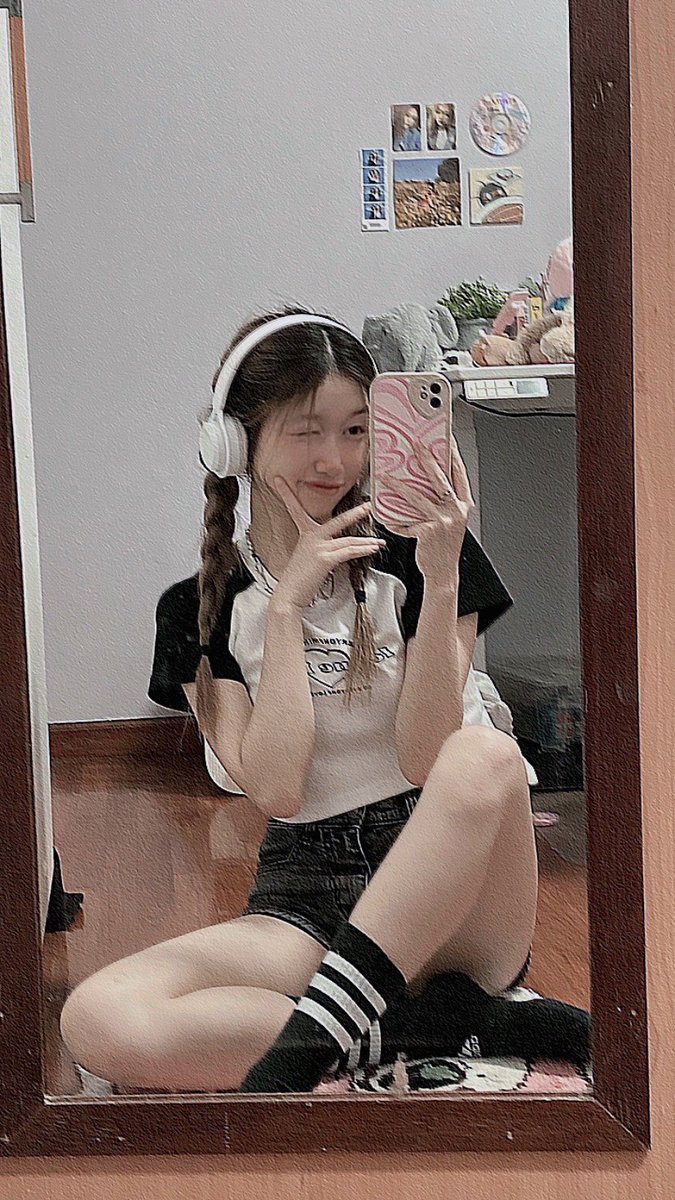 crystabel_'s tweet photo. What song are you listening to rn? https://t.co/0FjnvQU7L8