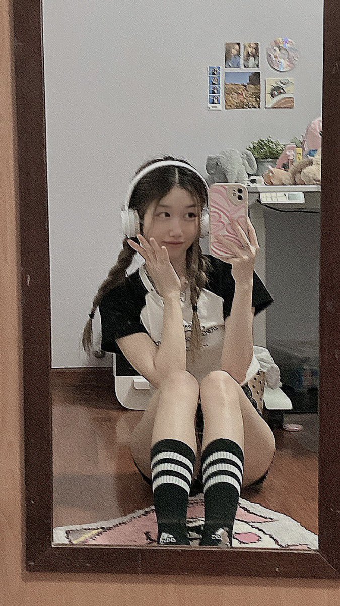 crystabel_'s tweet photo. What song are you listening to rn? https://t.co/0FjnvQU7L8