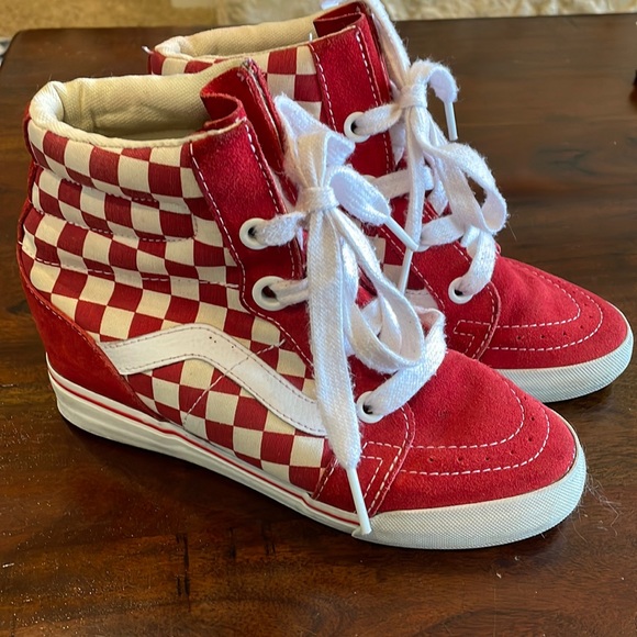 RangerMofo's tweet photo. So good I had to share! Check out all the items I'm loving on @Poshmarkapp #poshmark #fashion #style #shopmycloset #rayasun #catjack #vans: https://t.co/D3lvIrzuaj https://t.co/gH8nnYoN4F