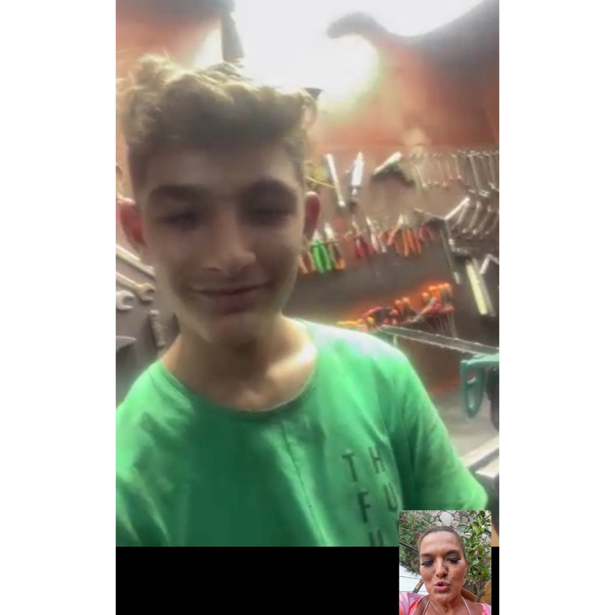 Çırağına sürpriz doğum günü hazırlayan ustanın videosu sosyal medyada milyonlarca beğeni aldı! Demet Akalın’da videoyu izleyip sevimli Aykan’a cep telefonu hediye ederek ‘ Güle güle kullan hediyeni Aykan. Güzel haberler aldıkça Demet ablanı hatırla ve ustanı üzme’ demiş.🥹❤️