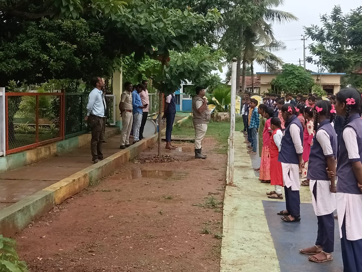 DCFHaveriDn's tweet photo. ಹಾನಗಲ್ಲ ಉಪವಿಭಾಗದ ಹಾನಗಲ್ಲ ವಲಯದಲ್ಲಿ ವನಮಹೋತ್ಸವ ಕಾರ್ಯಕ್ರಮವನ್ನು ಆಚರಿಸಲಾಯಿತು.  ಕಾರ್ಯಕ್ರಮದಲ್ಲಿ ಶಾಲಾ ಮಕ್ಕಳು, ಅರಣ್ಯ ಇಲಾಖೆ ಅಧಿಕಾರಿಗಳು, ಸಿಬ್ಬಂದಿಗಳು, ಸಾರ್ವಜನಿಕರು, ಶಾಲಾ ಶಿಕ್ಷಕರು ಭಾಗವಹಿಸಿದ್ದರು.
#KFD #conservation #planting #vanamahotsava #KFD https://t.co/c7svEfh3Vv