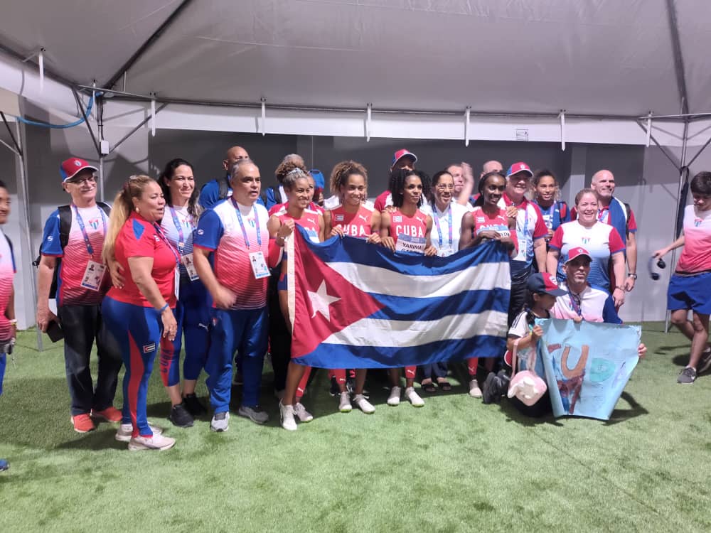 Relevo femenino 4 x 100 cierra la 5ta jornada del atletismo en los JCC #SanSalvador2023 con un oro colmado de alegría y belleza. 
Récord para la competencia y la tercera mejor marca de #Cuba en su historia. 
#MasRetosMasCompromisos