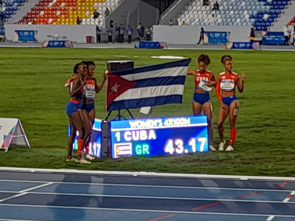 JLBrocheLorenzo's tweet photo. Relevo femenino 4 x 100 cierra la 5ta jornada del atletismo en los JCC #SanSalvador2023 con un oro colmado de alegría y belleza. 
Récord para la competencia y la tercera mejor marca de #Cuba en su historia. 
#MasRetosMasCompromisos https://t.co/fObwLDmuh7