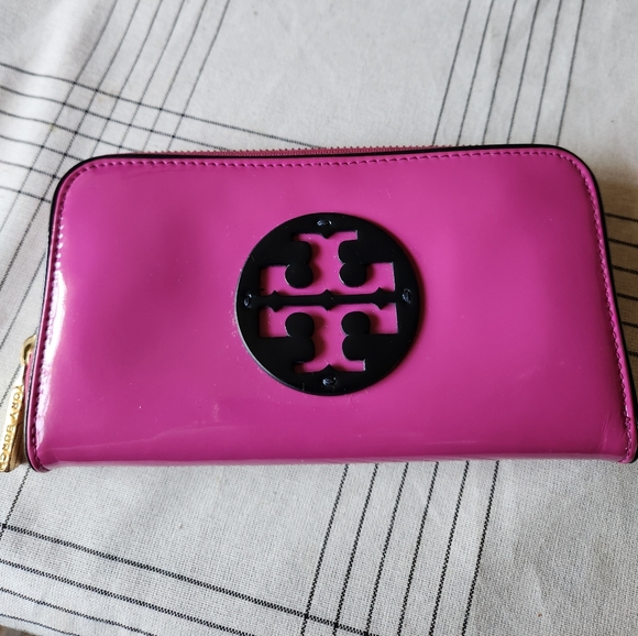 RandeeRodriguez's tweet photo. So good I had to share! Check out all the items I'm loving on @Poshmarkapp from @laura777111 #poshmark #fashion #style #shopmycloset #toryburch #clubmonaco #chicos: https://t.co/W8zIdE8TpT https://t.co/pMhlyyhnWg