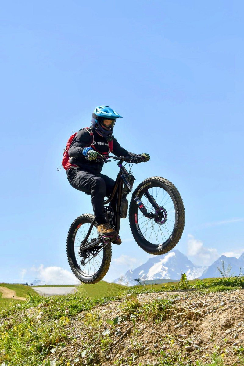 bClearComms's tweet photo. The greatest of luck to @RichardCHurst as he tackles the #Megavalanche, a death-defying mountain bike race from the top of the French Alps, straight down 2,600m. Keep pushing your limits and inspiring us all as we sit at our office desks! 🚴♂️📷 #dontbreakaleg https://t.co/bdlYQwbpUU