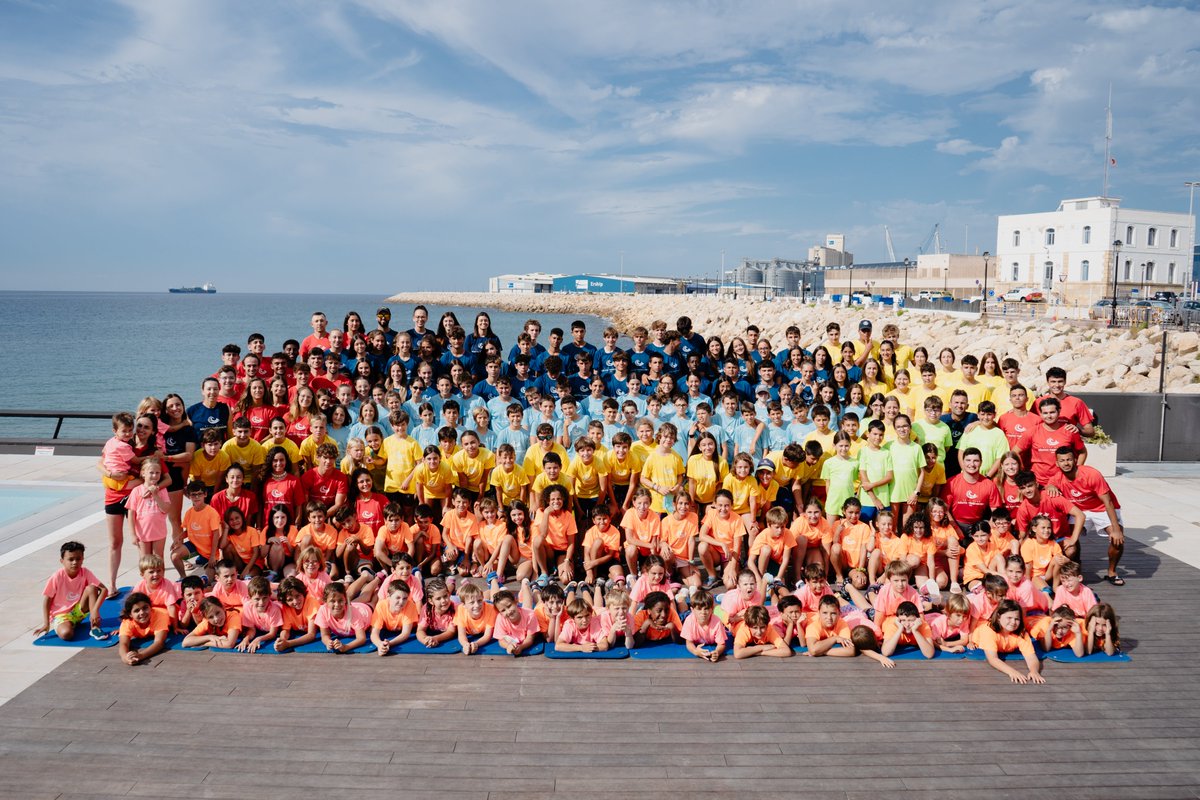 Avui hem fet la foto general de l’estiu amb més de 200 participants 🌊!!

Moltes gràcies a tots i totes!

Recordeu que les inscripcions als CASALS D’ESTIU ☀️ segueixen obertes al nostre web!

Som-hi!