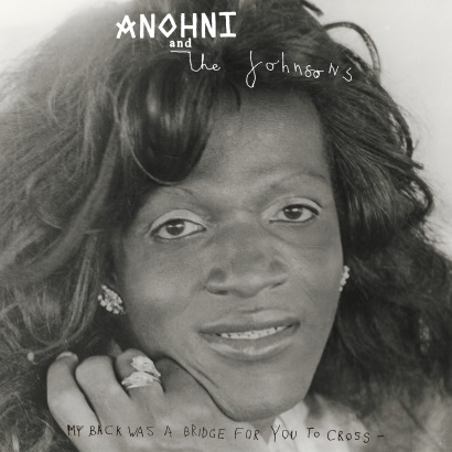 Mit „My Back Was A Bridge For You To Cross“ stellt Anohni (<a href="/rebismusic/">anohni</a>) unbeantwortbare Fragen, zollt Idolen Tribut – und kehrt dabei wieder zu ihren Barock-Pop- und Soul-Wurzeln zurück, befindet unser Autor Marius Magaard.
→ bit.ly/Rezension_Anoh…
