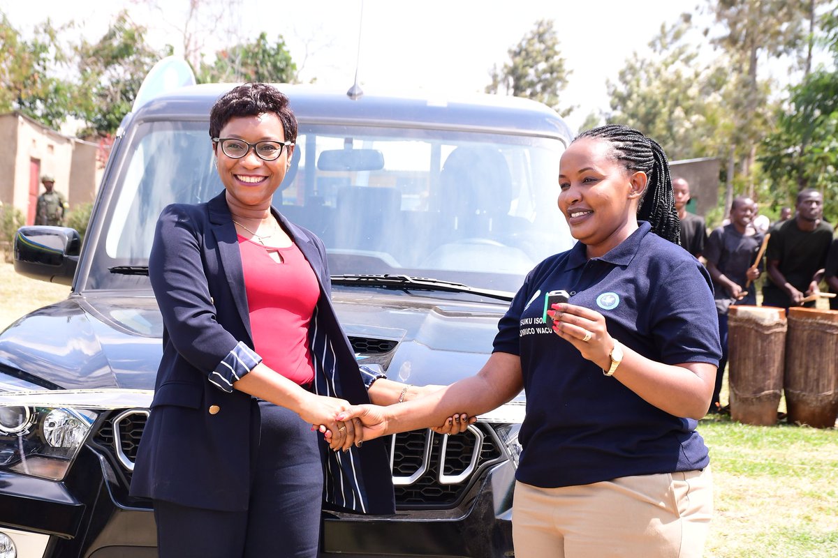 NyagatareDistr's tweet photo. @BayisengeJn @EKGasana @Rwandapolice @KarangaziSector @RwandaEast @RadioNyagatare @muhaziyacu Umurenge wa Karangazi umaze gushyikirizwa igihembo cy'imodoka ifite agaciro ka Miliyoni 26FRW nk'Umurenge wahize iy'indi mu ntara y'Iburasirazuba mu marushanwa y'ubukangurambaga ku isuku, umutekano no kurwanya igwingira ry'abana yateguwe na @Rwandapolice. https://t.co/am0ou3TUYX