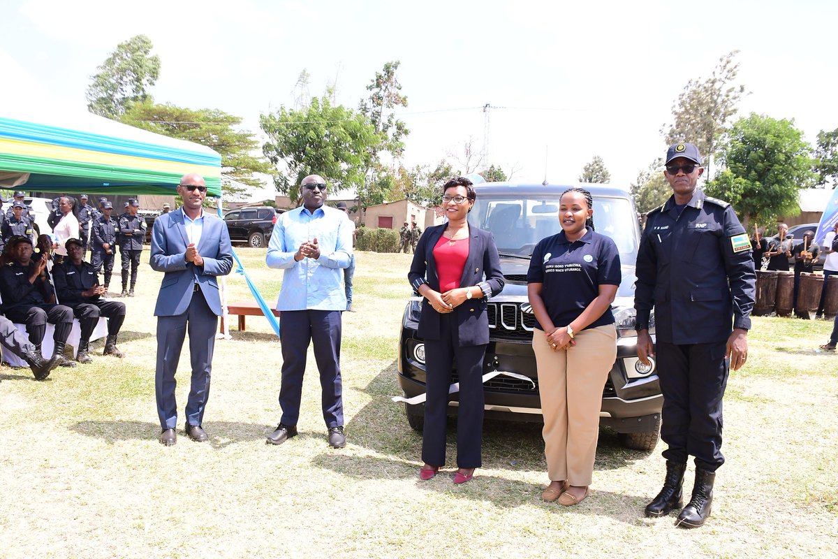 NyagatareDistr's tweet photo. @BayisengeJn @EKGasana @Rwandapolice @KarangaziSector @RwandaEast @RadioNyagatare @muhaziyacu Umurenge wa Karangazi umaze gushyikirizwa igihembo cy'imodoka ifite agaciro ka Miliyoni 26FRW nk'Umurenge wahize iy'indi mu ntara y'Iburasirazuba mu marushanwa y'ubukangurambaga ku isuku, umutekano no kurwanya igwingira ry'abana yateguwe na @Rwandapolice. https://t.co/am0ou3TUYX