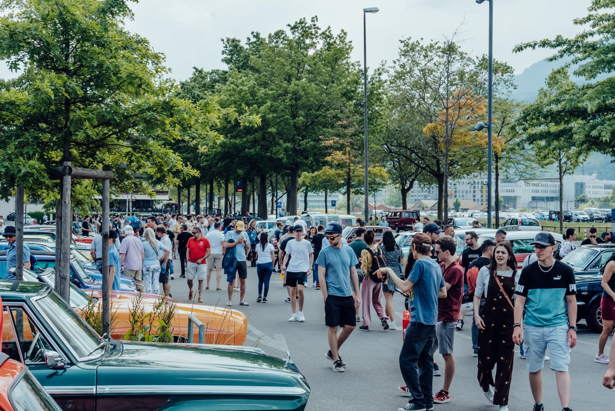 Aussenparkplatz Messe Luzern P2 während der SWISS CLASSIC WORLD 2023 🇨🇭 Es gab viele klassische Fahrzeuge zu sehen und zu bestaunen. Die nächste Ausstellung findet wieder 2024 vom 31. Mai bis 2. Juni statt. Jetzt schon im Kalender anstreichen! 📅