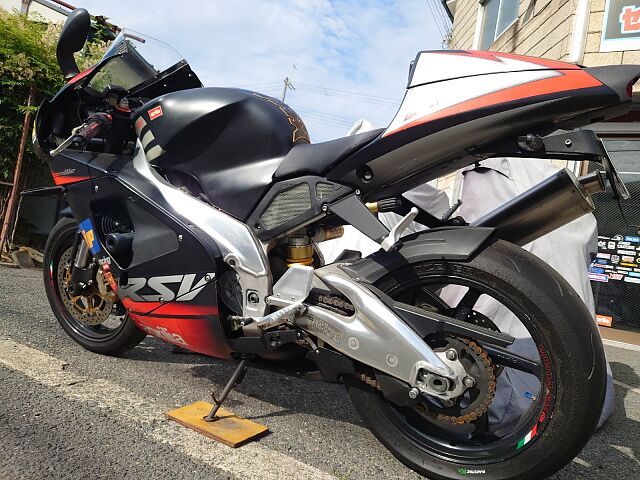 webike_moto's tweet photo. #WSBKチャンピオンマシン がこのお値段で乗れるんです❗❗
ただの #イタ車 じゃないんです!由緒あるロータックスのエンジンを積んでいる #RSVmille でイタ車デビューをしてみては❗❓
https://t.co/U91hSwJesm
#アプリリア
#ウェビック納車お祝いポイント https://t.co/vZE6BO8on7