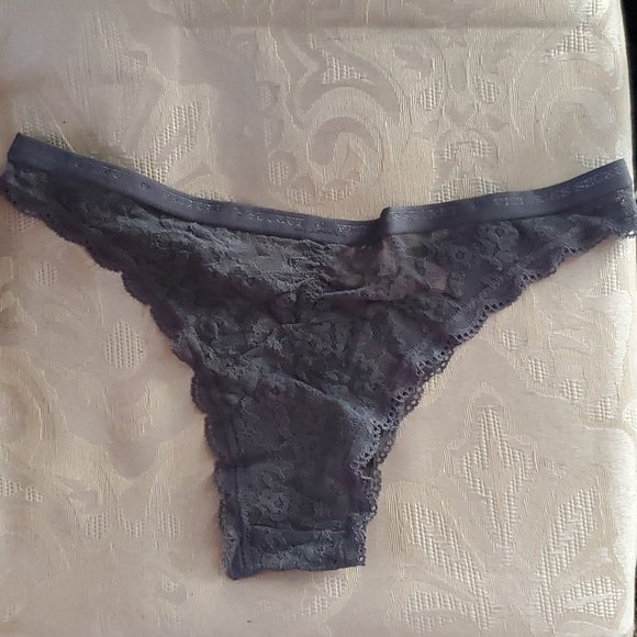 AntVanz's tweet photo. So good I had to share! Check out all the items I'm loving on @Poshmarkapp #poshmark #fashion #style #shopmycloset #victoriassecret: https://t.co/oKsoPgs95j https://t.co/OrdZDkKe44