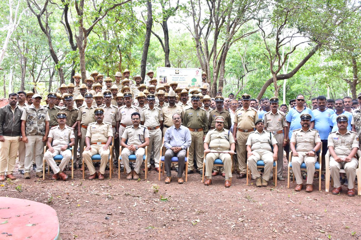 DCFHaveriDn's tweet photo. ಹಾನಗಲ್ಲ ಉಪವಿಭಾಗದ ದುಂಡಶಿ ವಲಯ ವ್ಯಾಪ್ತಿಯ ಕೆ.ಎಸ್.ಆರ್.ಪಿ ಕ್ರೀಡಾಂಗಣ, ಶಿಗ್ಗಾಂವ್ ಗಂಗಿಭಾವಿಯಲ್ಲಿ ವನಮಹೋತ್ಸವ ಕಾರ್ಯಕ್ರಮವನ್ನು ಆಚರಿಸಲಾಯಿತು.  ಕಾರ್ಯಕ್ರಮದಲ್ಲಿ ಮಾನ್ಯ ಕೆ.ಎಸ್.ಆರ್.ಪಿ ಕಮಾಂಡಂಟ್ ಶ್ರೀ. ಸುಂದರ್ ರಾಜ, ಮಾನ್ಯ ಸಹಾಯಕ ಅರಣ್ಯ ಸಂರಕ್ಷಣಾಧಿಕಾರಿ ಶ್ರೀ. ಶಿವಾನಂದ ತೋಡ್ಕರ, ವಲಯ  ಅರಣ್ಯಾಧಿಕಾರಿ ರವಿ ಪುರಾಣಿಕಮಠ (1/2) https://t.co/3epxIC5MBS