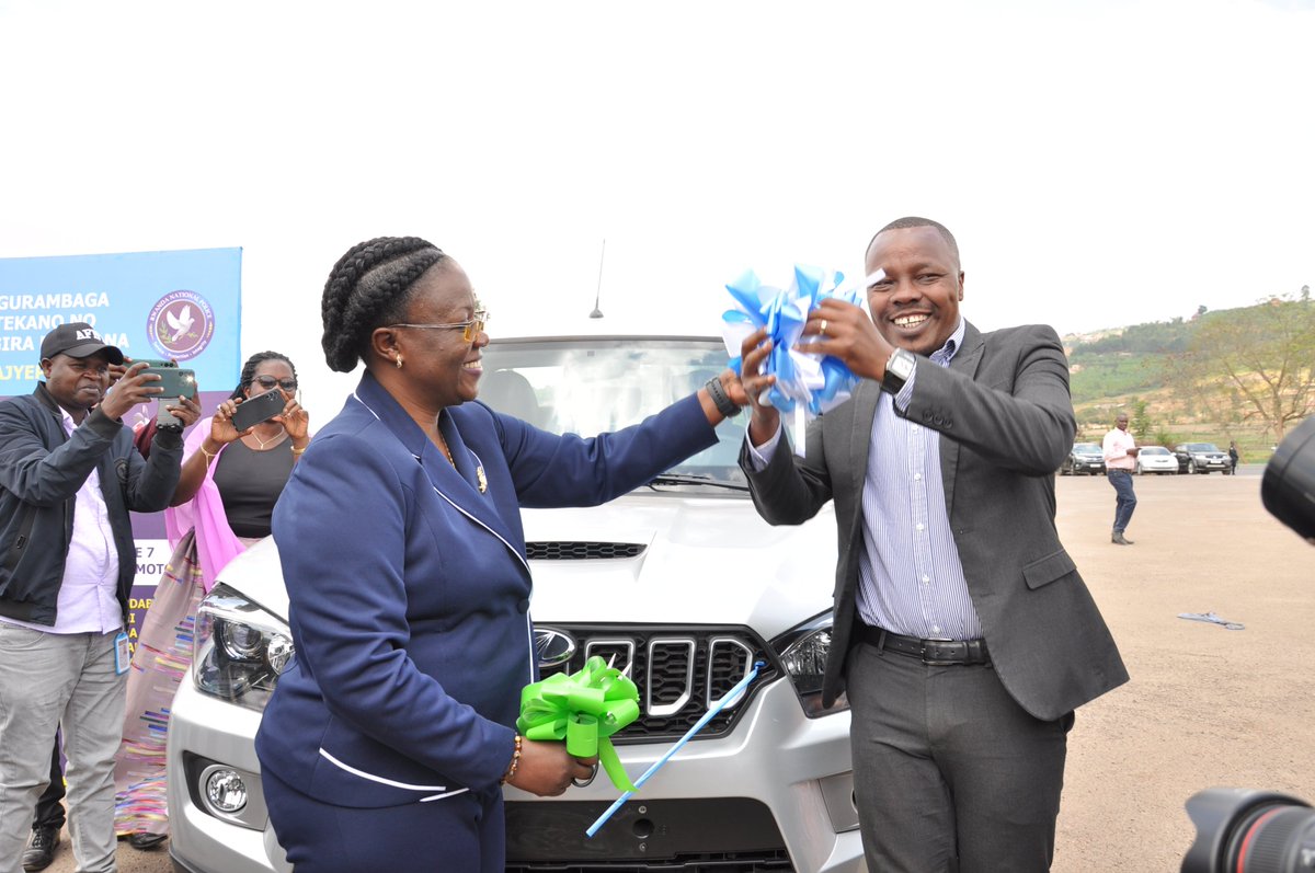 Kamonyi's tweet photo. Igihembo nyamukuru cy'imodoka cyashyikirijwe Umurenge wa Runda kubwo guhiga indi Mirenge mu gihugu mu marushanwa y'isuku, isukura no gukumira igwingira ry'abana. Aya marushanwa yari yateguwe kuva mu Ugushyingo 2022 ku bufatanye na @Rwandapolice. Turabashimiye abatuye Runda mwese https://t.co/g9M3xo1383