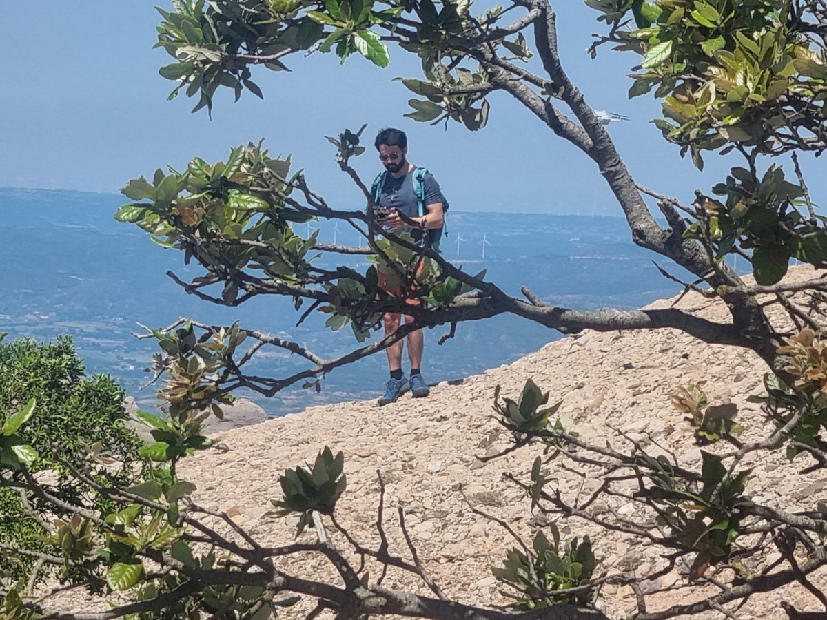 vanllol21's tweet photo. @PNMontserrat @mossos una pregunteta?? Oi que esta prohibit aixecar drons al parc de montserrat?? Aquest paio ara mateix a sant jeroni... https://t.co/9QEjKvBZXi