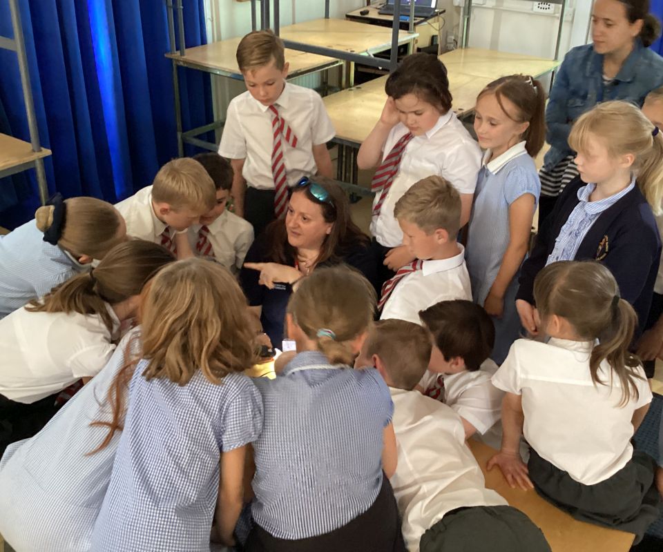 Inspiring day at Horndean Junior School! Dr Fay Couceiro shared how GB Row Challenge collects vital scientific data on #OceanPollution. The children discovered 1 bin lorry of plastic is dumped in our oceans every minute. Read the full story: gbrowchallenge.com/local-children… @portsmouthuni