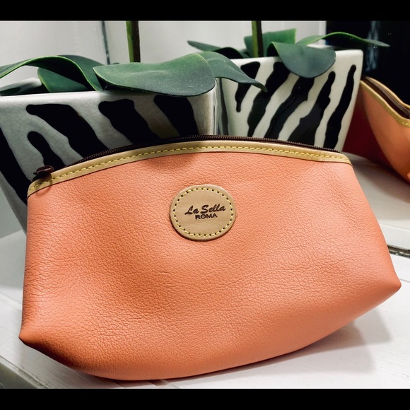MsCoronel's tweet photo. So good I had to share! Check out all the items I'm loving on @Poshmarkapp #poshmark #fashion #style #shopmycloset #glorystar #brahmin #lasellaroma: https://t.co/QBbqJ5NDb3 https://t.co/3f0xUWWosS
