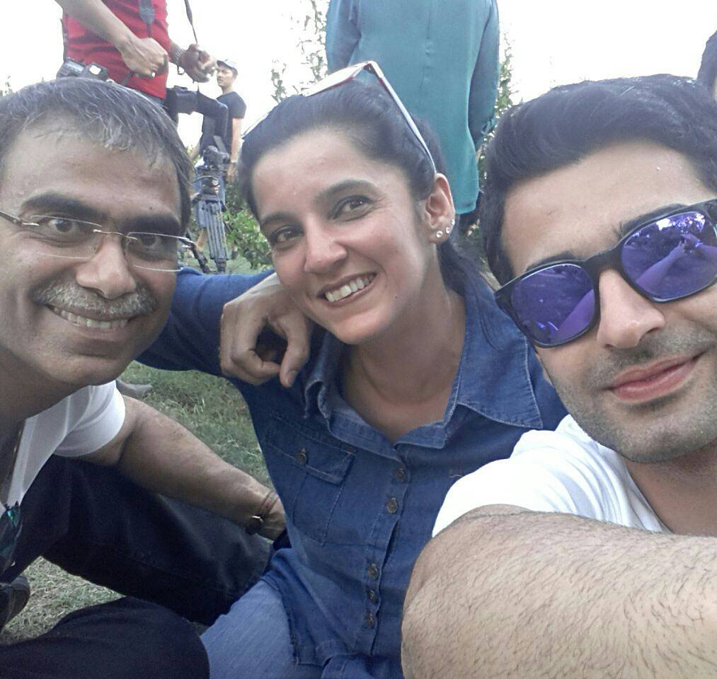 Harshadfangirl's tweet photo. Harshad with the crew of #CDLTM
😘😘 @har1603 #HarshadArora #shaheersheikh #india #indonesia #agra #Throwback https://t.co/mCfSjJrWsi