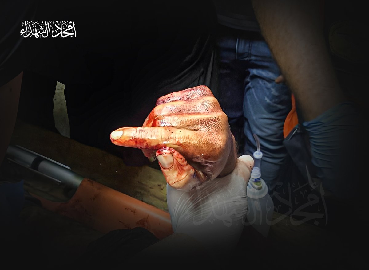AlshhdaAmjad's tweet photo. بَاعُوا الحيَاة لِيشْتروا مِن رَبهِم نَعِم اَلوُعود ! 

- اَلشهِيد المجاهد حَمزَة مَقبُول رافعًا أُصبُع السَّبَّابة مُقْبِلا غَيْر مُدبَّر . https://t.co/KKvL6FovNe