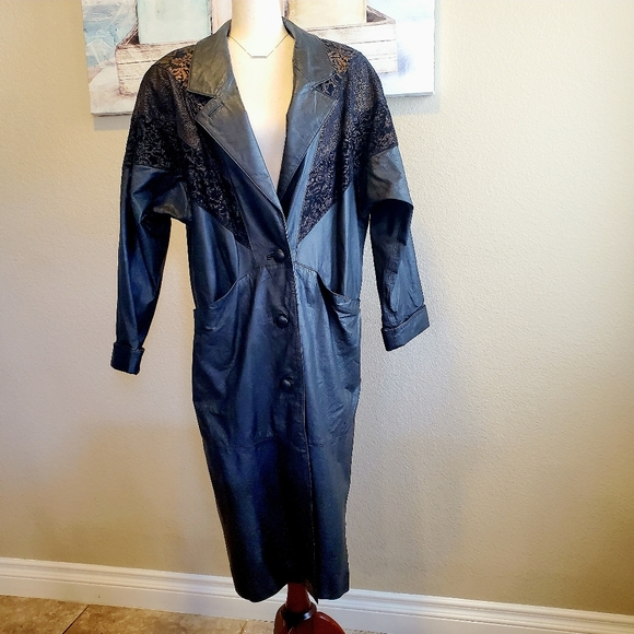 PauletteCronce's tweet photo. So good I had to share! Check out all the items I'm loving on @Poshmarkapp #poshmark #fashion #style #shopmycloset #jacquelineferrar #gravitydefy #jockey: https://t.co/rLGLHLCOA6 https://t.co/zGVD4OCtaP