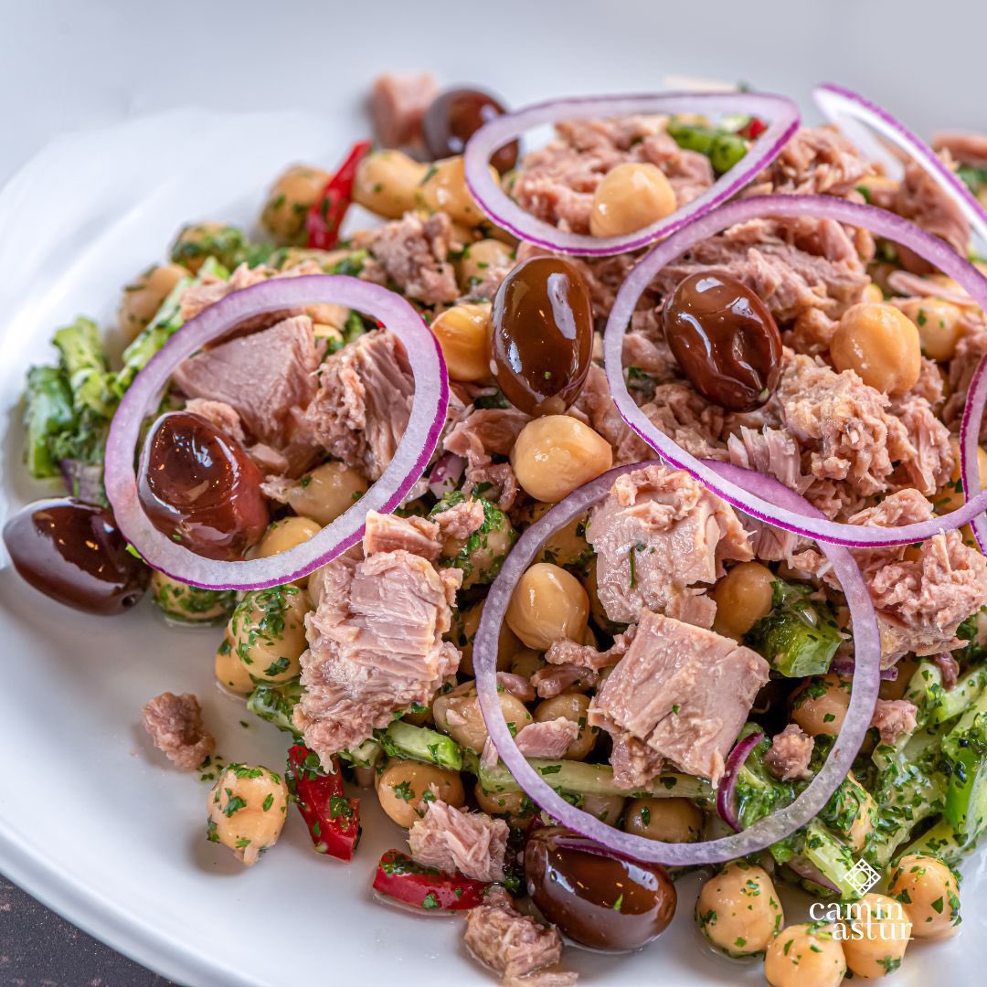 ☀️El verano ha llegado y el cuerpo nos pide comer cosas frescas pero ligeras. Una gran opción es una rica ensalada de garbanzos con bonito y aceitunas.
😋¿Se os ha abierto el apetito? Pues todos los ingredientes, frescos y de calidad, los encontrareis en nuestra web.