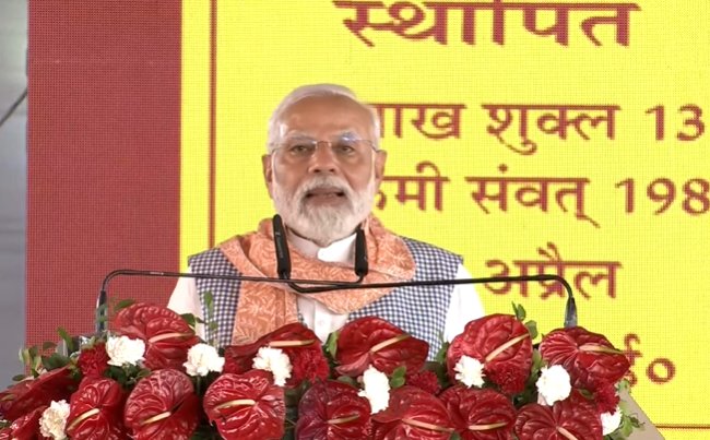 इस बार का मेरा गोरखपुर का दौरा विकास भी-विरासत भी की नीति का अद्भुत उदाहरण है।

गीता प्रेस के इस कार्यक्रम के बाद मैं गोरखपुर रेलवे स्टेशन जाऊंगा।

आज से ही गोरखपुर रेलवे स्टेशन के आधुनिकीकरण का काम भी शुरू होने जा रहा है।

- पीएम श्री <a href="/narendramodi/">Narendra Modi</a> 

#VikasBhiVirasatBhi