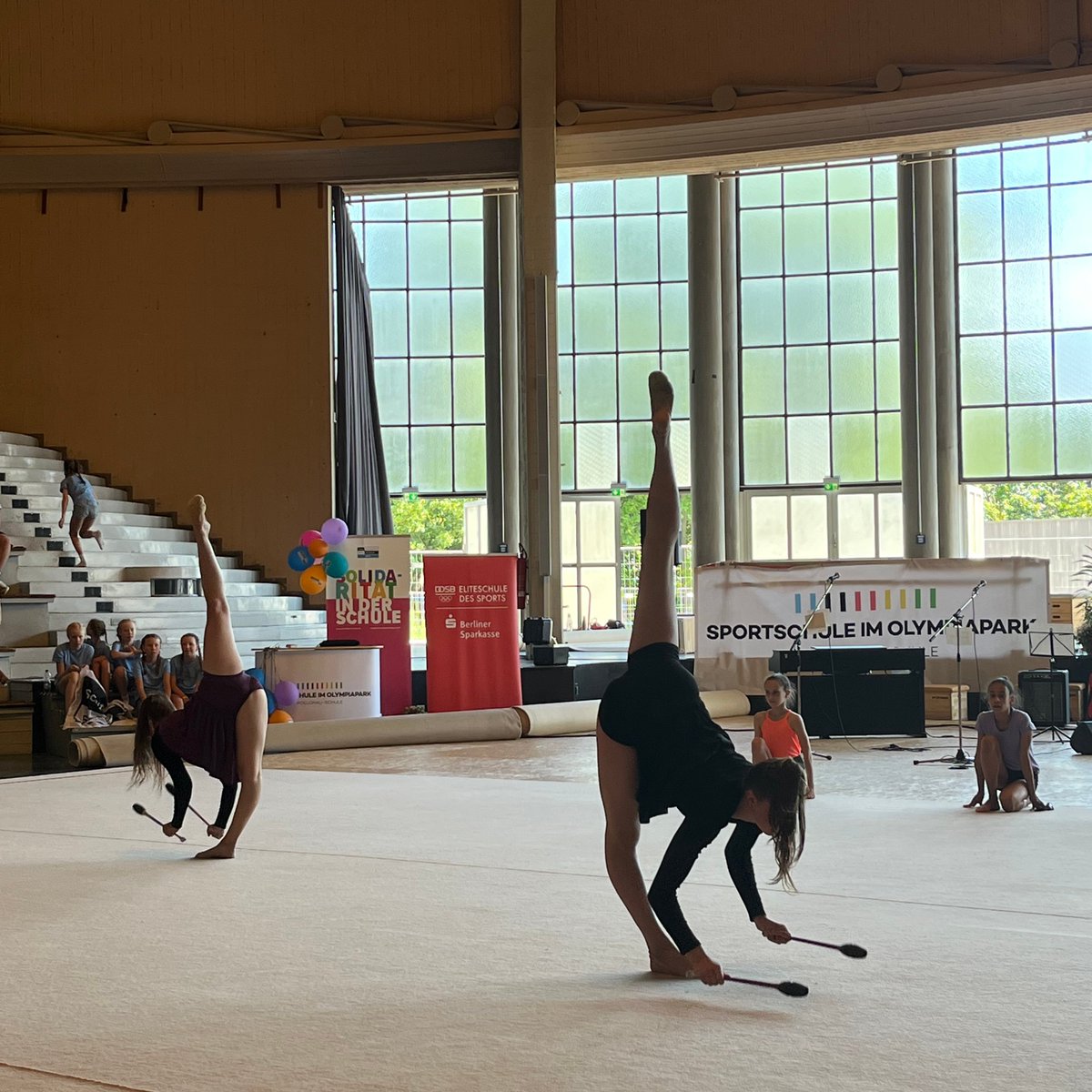 SenBJF's tweet photo. Auch spätere Olympiasieger und Europachampions haben die #Sportschule im #Olympiapark „Poelchau-Schule“ besucht. Heute feiert die #EliteschuleDesSports nicht nur ihr 50-jähriges #Jubiläum, sondern auch fünf Jahre als „Schule ohne Rassismus – Schule mit Courage“. 1/2 https://t.co/EX8WSzBExl