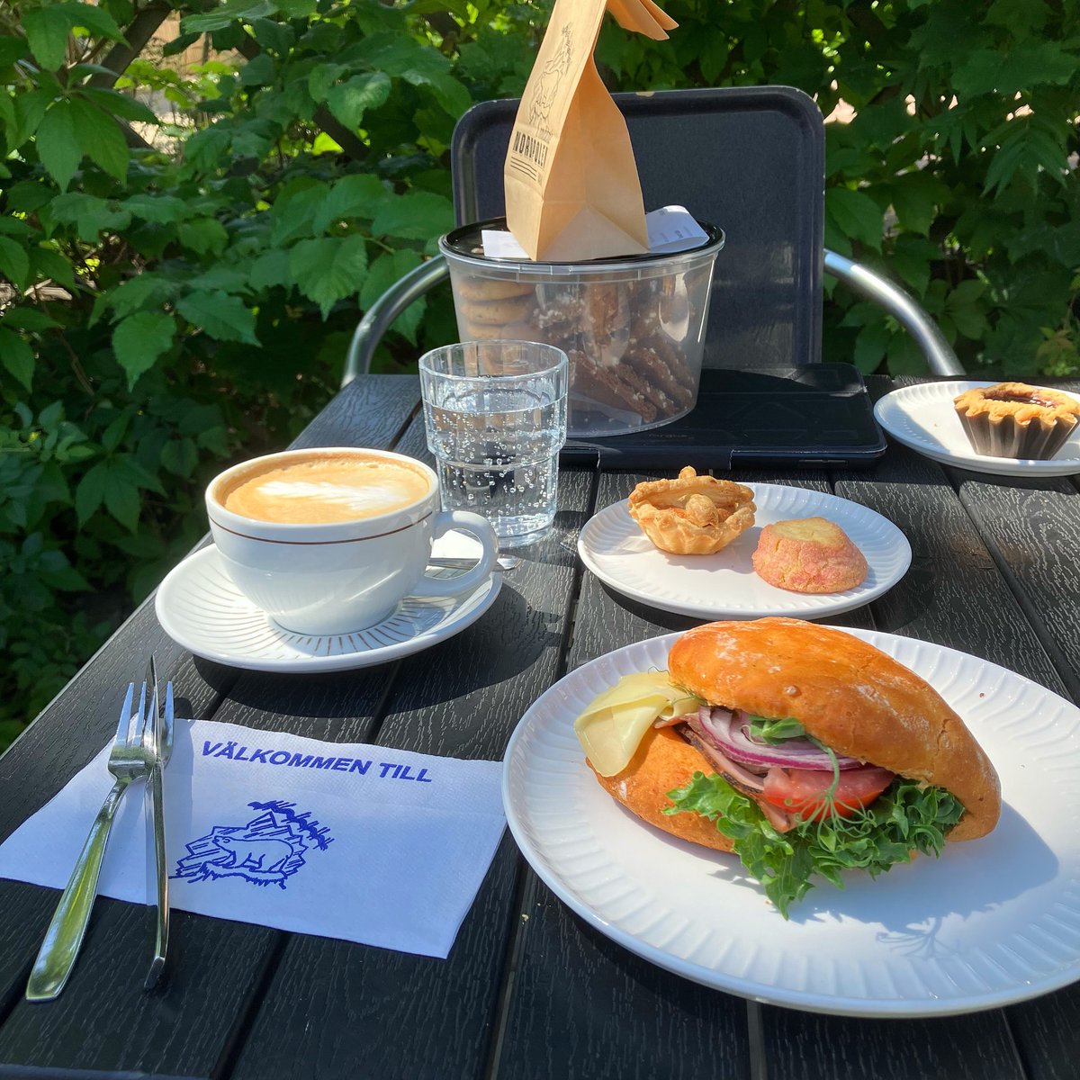 Fika på Nordpolen i Vara och sol för första gången på en vecka.