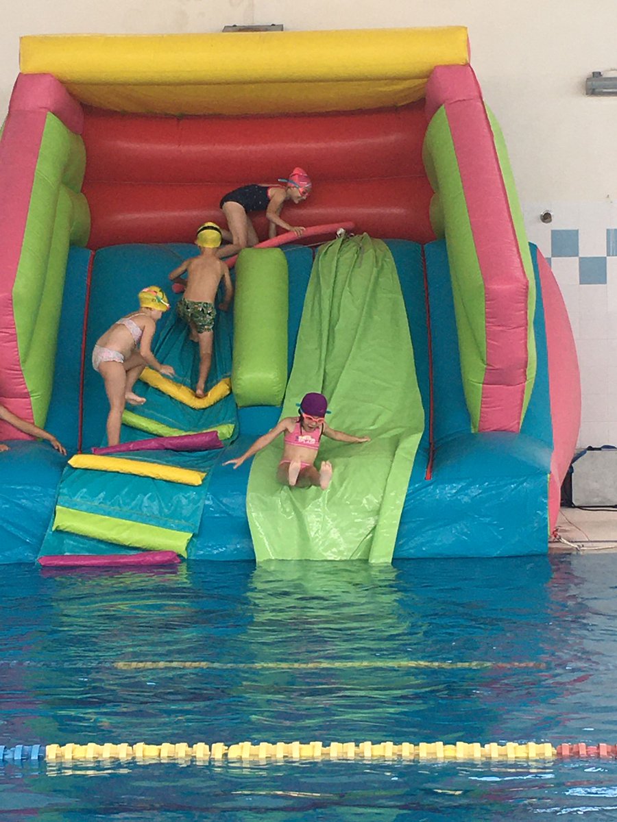 ElValle_III's tweet photo. Diversión en el #agua 💦 con nuestro #castillohinchable 🏰
#elvallelastablas #summercamp2023 #elvalle https://t.co/7F5AcDs749