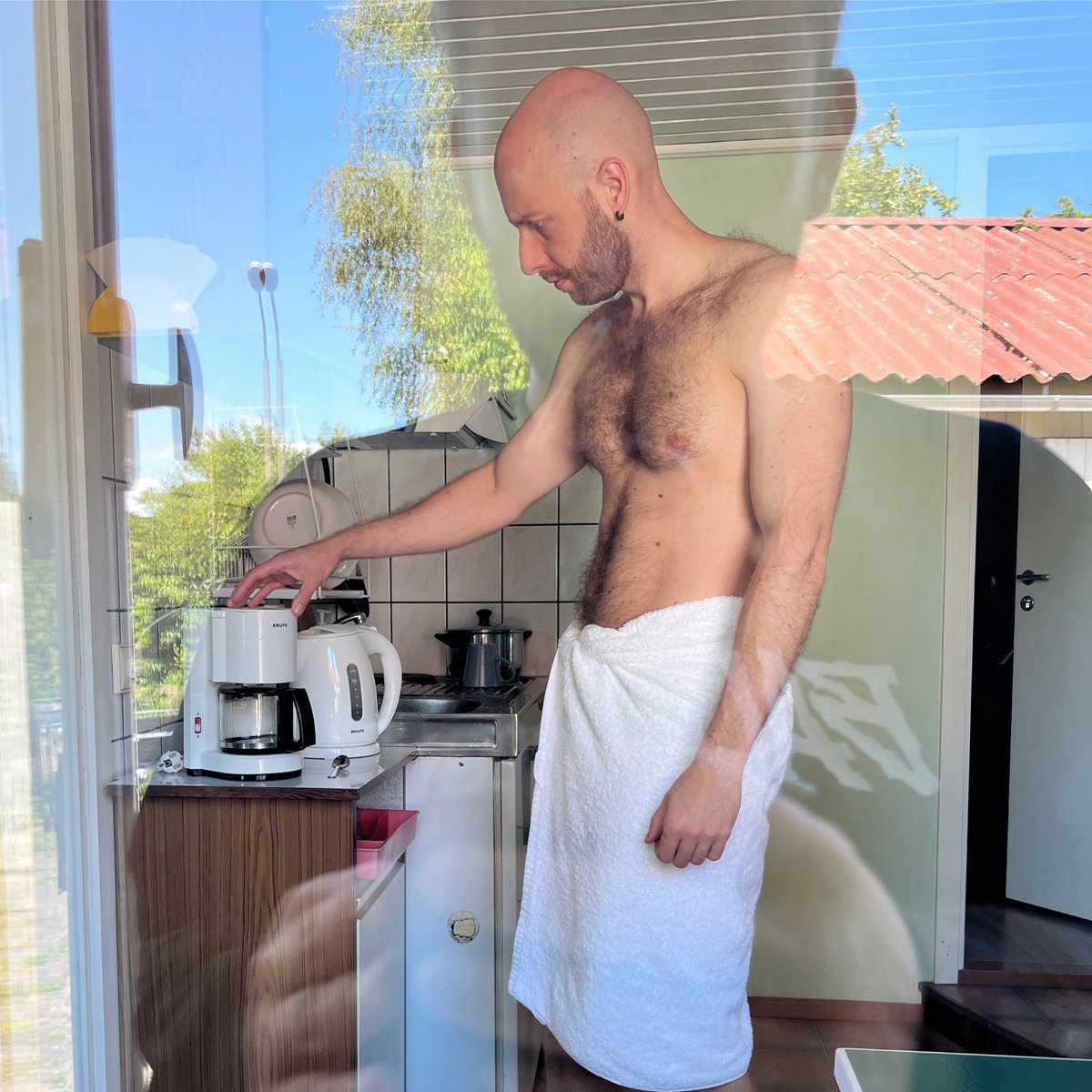 AriMattiComedy's tweet photo. ilmselgelt oli mikil väiksena Jura, ta nagu otsib sellelt 4,99 kannult nuppe🤣 https://t.co/dqhyurn2s1