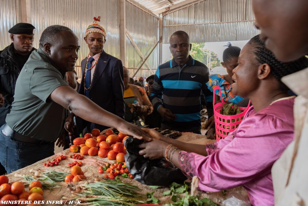 des_infras's tweet photo. Le Ministre Éric SAKUYEMA visite les Infrastructures de base du groupement KATANGA. Le Marché de la Paix et le centre de santé réhabilité et équipé. @JacquesKyabula https://t.co/aOWQii1HsH