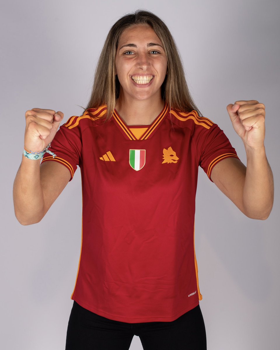 ASRomaWomen's tweet photo. 🆕🐺

New shirt, new player! 🙌 

#ASRoma | #FridayFeeling https://t.co/7MHgCEZgOf