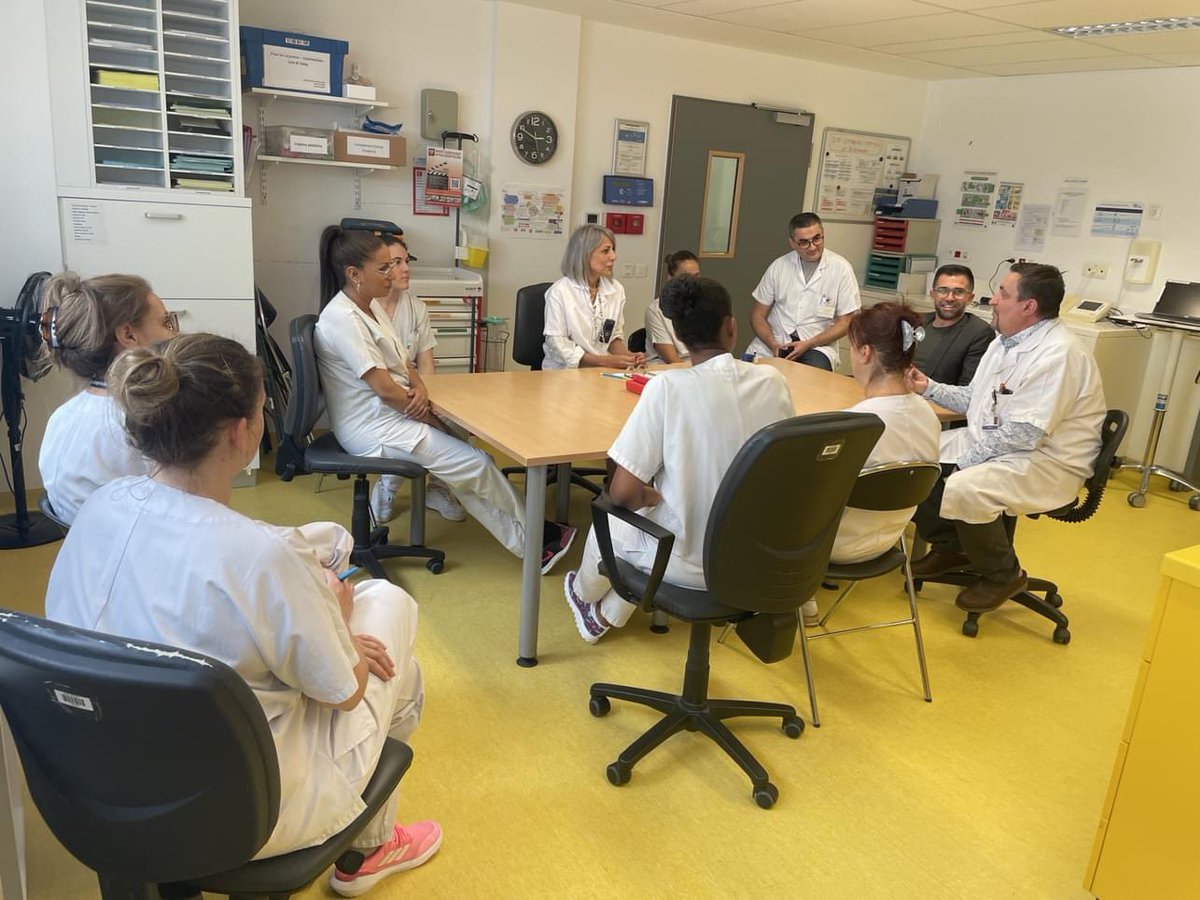 CH_Argenteuil's tweet photo. #avancerensemble I 🤝 Innovation, adaptabilité et polyvalence étaient au cœur des discussions entre les équipes et le Directeur de l’établissement, @GroseilSylvain, en visite dans le service de #Chirurgie Thoracique et Vasculaire. https://t.co/0Q101U8VDq