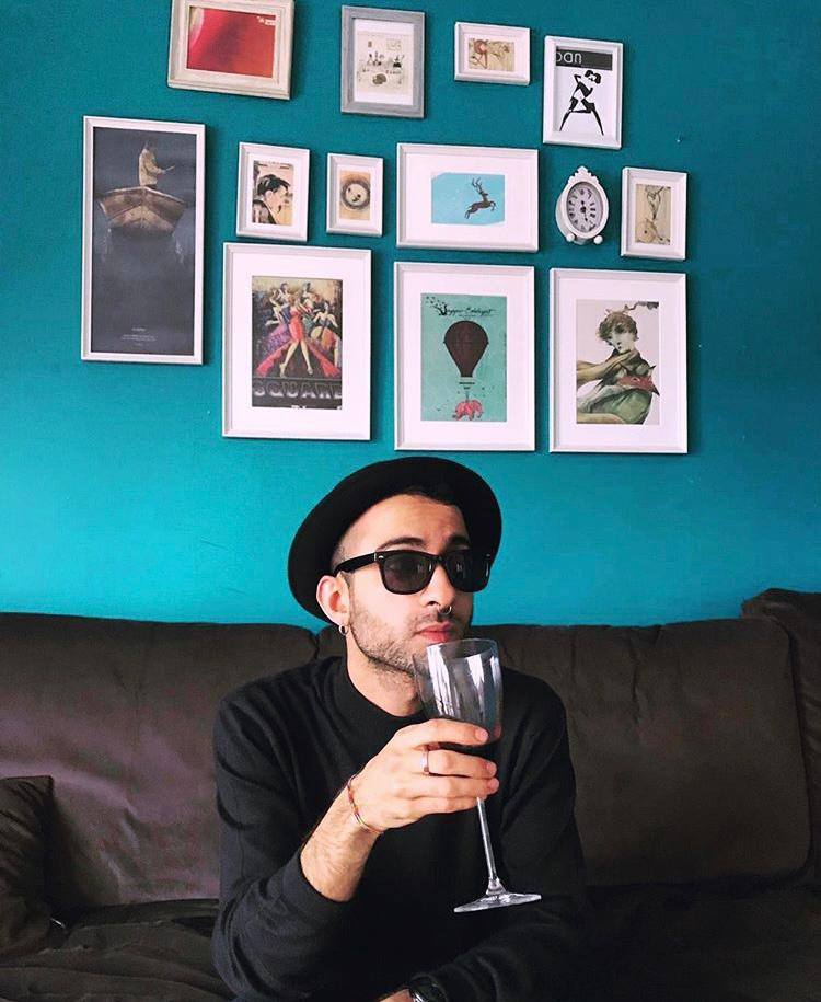 Onur Yürüyüşü'nde gözaltına alınan İranlı arkadaşımız Elyas hakkında sınır dışı kararı verildi.

Devlet hukuki bir suçlama bile yapamadığı kişileri sadece LGBTİQ+ oldukları için idama sürüklüyor.

Elyas Türkiye anayasasına göre hiçbir suç işlemedi. Derhal serbest bırakılsın.