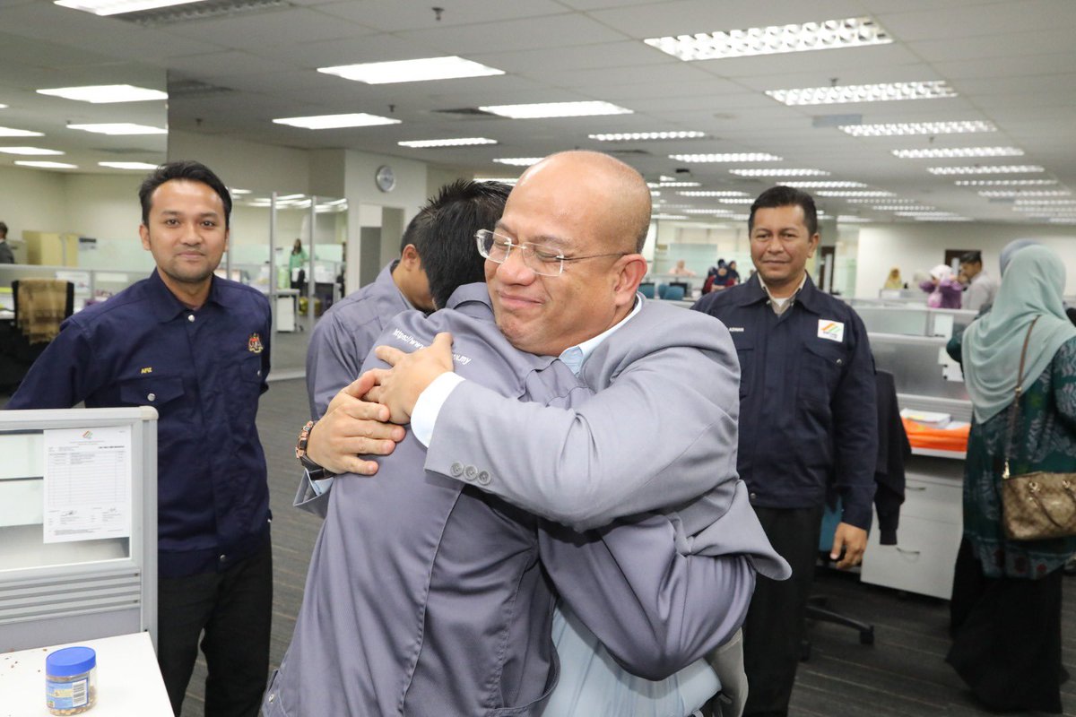 swcorp_my's tweet photo. Tabik hormat perpisahan Ketua Pegawai Eksekutif SWCorp, YBrs. Tuan Haji Ismail bin Mokhtar; penutup acara pada hari ini. Sesungguhnya, segala jasa dan khidmat tuan di SWCorp akan menjadi ingatan kami semua. https://t.co/5gSse6CJbO