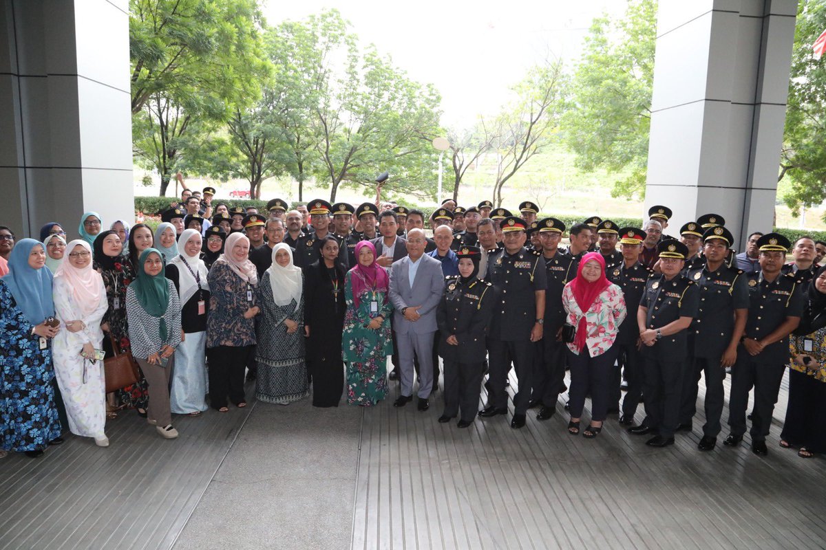 swcorp_my's tweet photo. Tabik hormat perpisahan Ketua Pegawai Eksekutif SWCorp, YBrs. Tuan Haji Ismail bin Mokhtar; penutup acara pada hari ini. Sesungguhnya, segala jasa dan khidmat tuan di SWCorp akan menjadi ingatan kami semua. https://t.co/5gSse6CJbO