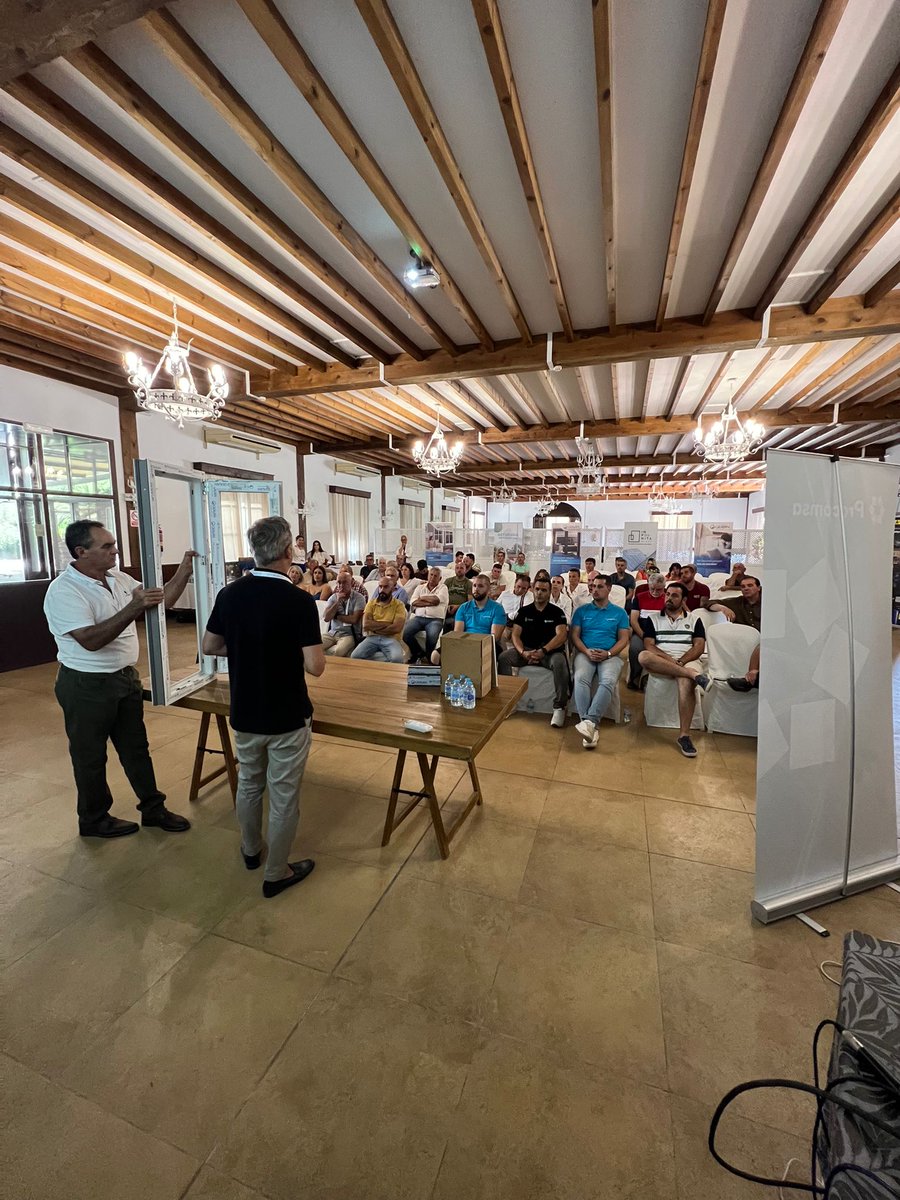 procomsaoficial's tweet photo. 🪟#Procomsa ha participado en una jornada organizada por #Vensur para #instaladores y #profesionales de la #ventana, donde Altin Ypi presentó el sistema de #herraje #Unijet de #GU.
👏Agradecemos a #Vensur que contasen con #Procomsa para el evento.
➡️ https://t.co/ER6Ev4YeiU https://t.co/dyAdlmNnA9