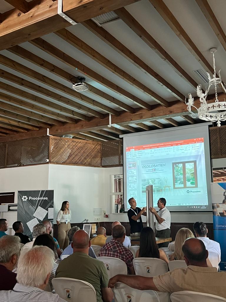 procomsaoficial's tweet photo. 🪟#Procomsa ha participado en una jornada organizada por #Vensur para #instaladores y #profesionales de la #ventana, donde Altin Ypi presentó el sistema de #herraje #Unijet de #GU.
👏Agradecemos a #Vensur que contasen con #Procomsa para el evento.
➡️ https://t.co/ER6Ev4YeiU https://t.co/dyAdlmNnA9