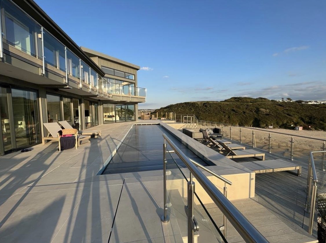 silversteinloca's tweet photo. NEWQUAY’S SEAPOINT, CORNWALL 📍
Nestled on a south-facing cliff, this breathtaking beach location offers unparalleled views of Cornwall's natural beauty. Prepare to be captivated by the ever-changing seascape. 😍🎥 https://t.co/289Pk03vcz