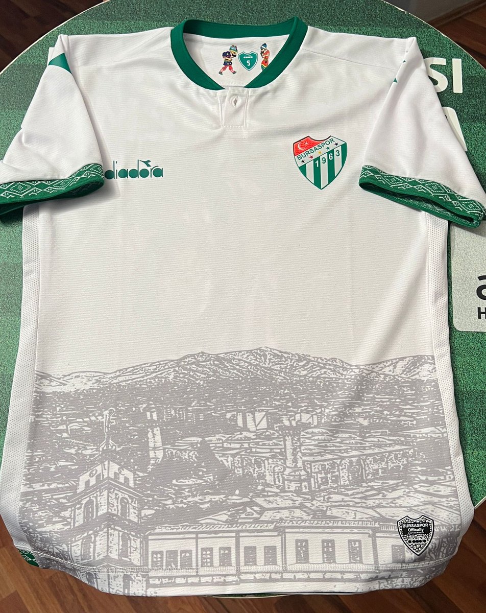bsmedya's tweet photo. Bursaspor'un 2023-2024 sezonunda giyeceği yeni sezon formasının beyaz modeli tanıtıldı. Yorumunuz nedir ? https://t.co/PKDEGhJAzy