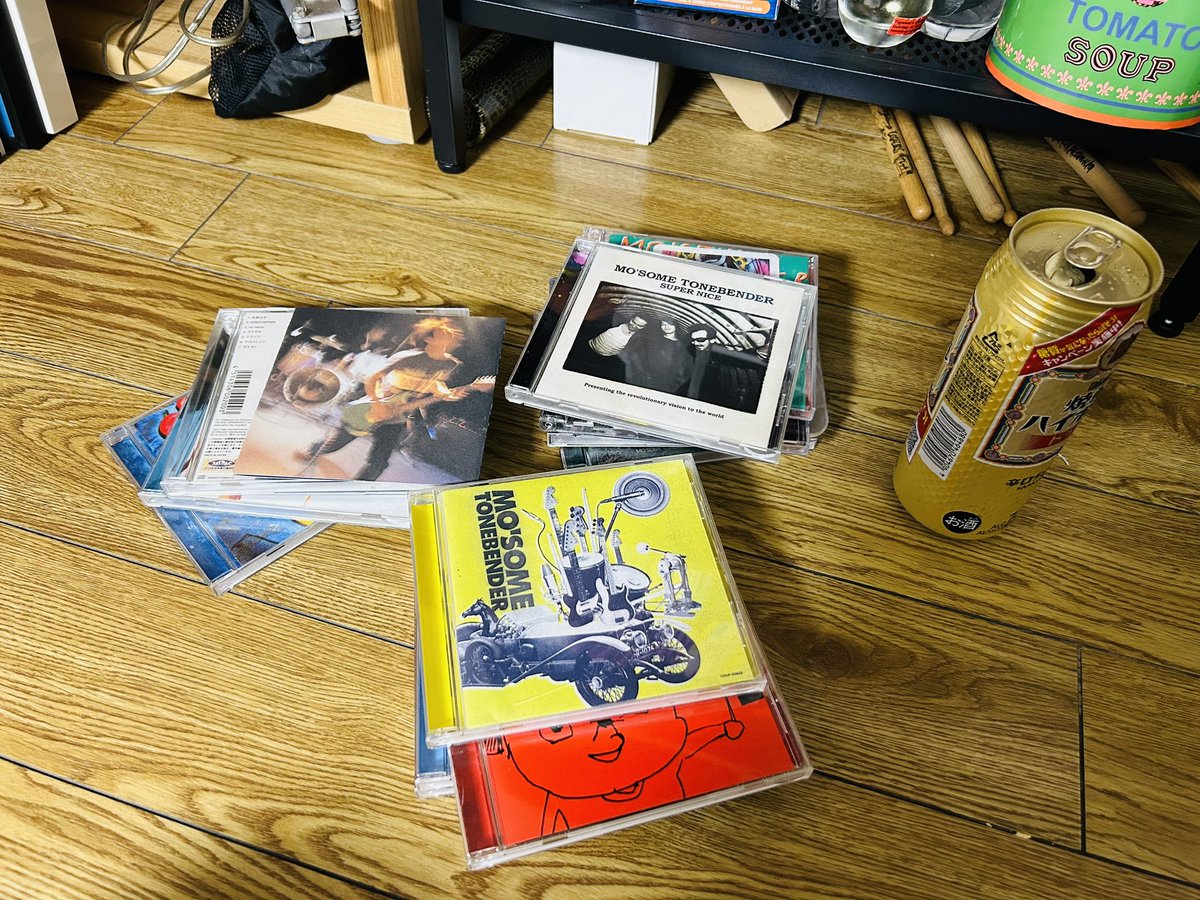 ドォーモ×ラジオ 今宵24:00〜OA

今月のエンディングはMO'SOME TONEBENDER🔥

物置兼憩いスポットの自宅LOFTにて、歌詞カードを見返しながら血眼本気で選曲。週替わりの4曲、今週は初めて見たフジロックのステージで脳天直下の稲妻喰らった一曲です⚡️今月は轟くぞ🔥🔥
radiko.jp/share/?t=20230…