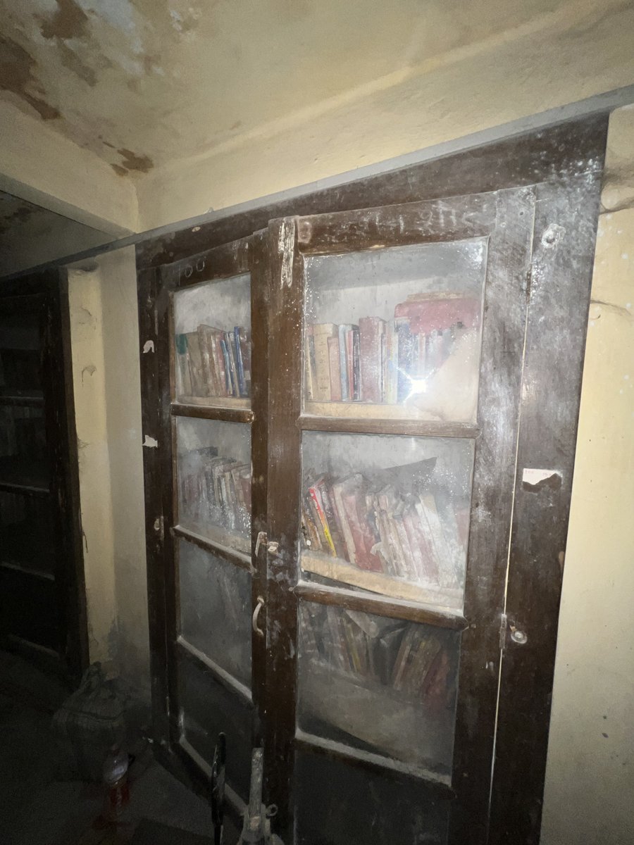 मेरी प्रार्थना <a href="/CMOfficeUP/">CM Office, GoUP</a> और <a href="/EduMinOfIndia/">Ministry of Education</a> से हैं। ये फोटो देवरिया की ‘नागरी प्रचारिणी सभा’ से है जो हिन्दी भाषा और देवनागरी के उत्थान के लिए हैं। 

इसकी स्थिति देखिए। इनके पास भूमि है, भवन भी है पर भीतर की स्थिति विकट है। क्या कुछ फंड दे कर इसे बचाया जा सकता है? 

उत्तर प्रदेश